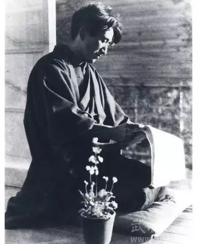 太宰治为什么觉得生而为人很抱歉,太宰治哪怕丧到极致也热爱着世界