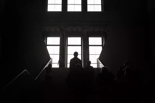 太宰治为什么觉得生而为人很抱歉,太宰治哪怕丧到极致也热爱着世界