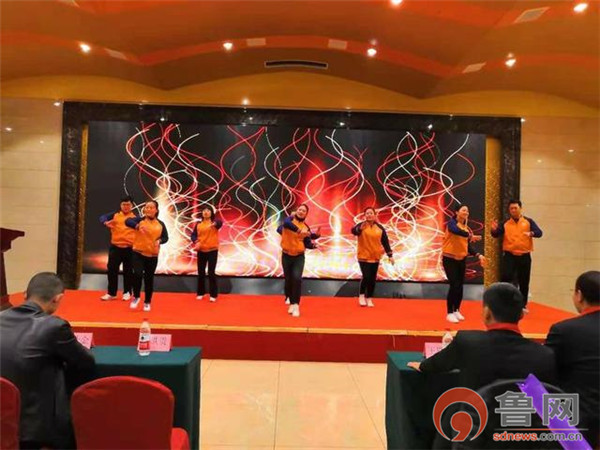 即墨200余名中老年朋友健康路上会心相约同行万里