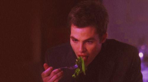 老放屁放屁臭要吃什么药,放屁多你以为是排毒吗