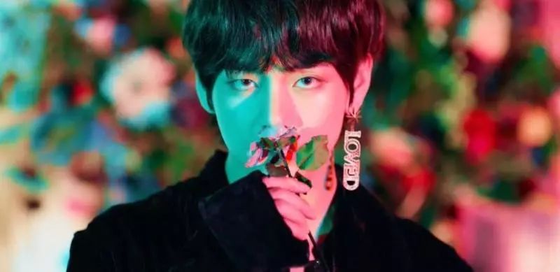 世界首帅V戴起耳环来，让女生都自愧不如啊！