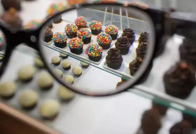 “眼镜儿”们的福利来啦！小编全程直播“全飞秒”激光近视手术！