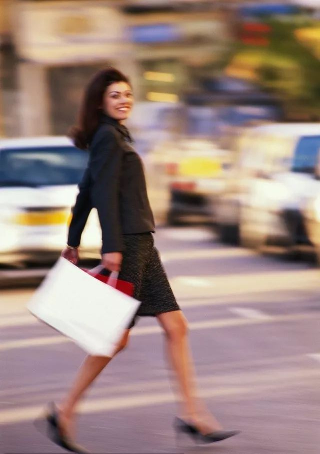 “眼镜儿”们的福利来啦！小编全程直播“全飞秒”激光近视手术！