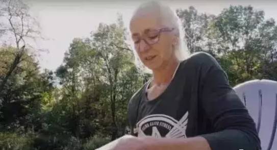 她50岁练瑜伽如今仍然美如花,45岁女人做的变年轻最基础的瑜伽