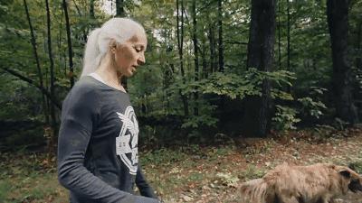 她50岁练瑜伽如今仍然美如花,45岁女人做的变年轻最基础的瑜伽