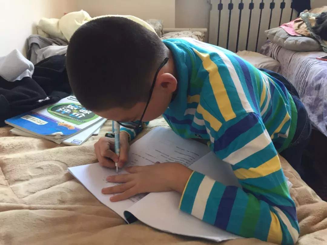 妈妈被查患癌爸爸留下100元自缢12岁男孩辍学养家