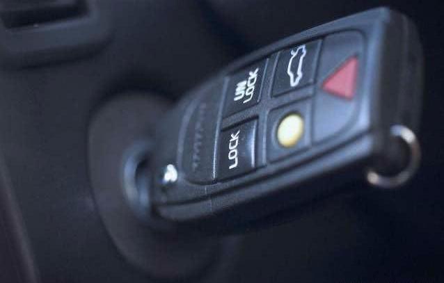 小车钥匙锁在车里怎么开窗,车钥匙被锁车里怎么打开玻璃