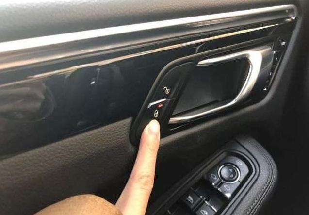 小车钥匙锁在车里怎么开窗,车钥匙被锁车里怎么打开玻璃