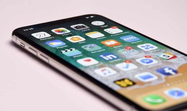 手机屏幕材质进化史,手机外壳变色了有没有办法变新