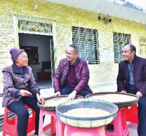 蓝山*党**员干部“2468”住村铸就干群鱼水情