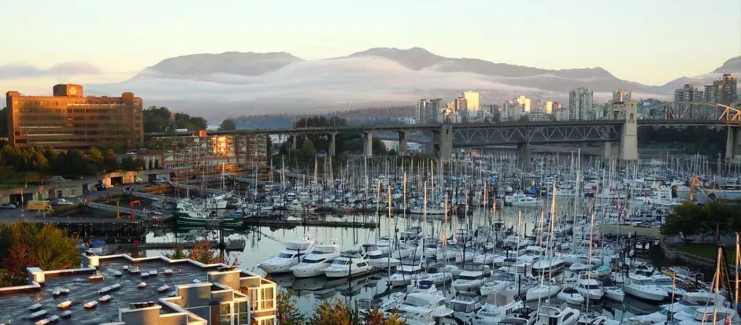 呵呵！温哥华中国留学生自述被三个“干爹”*养包**：“我们只是在恋爱而已”