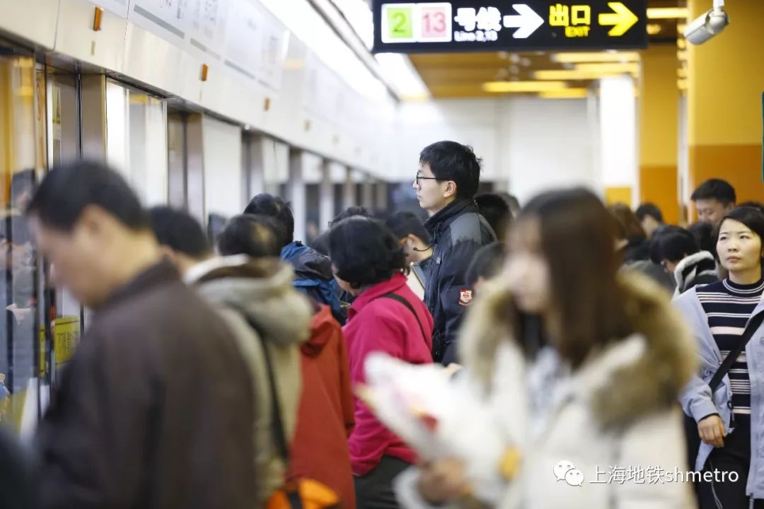 挤地铁怎么会挤不进去呢,如何减少挤地铁