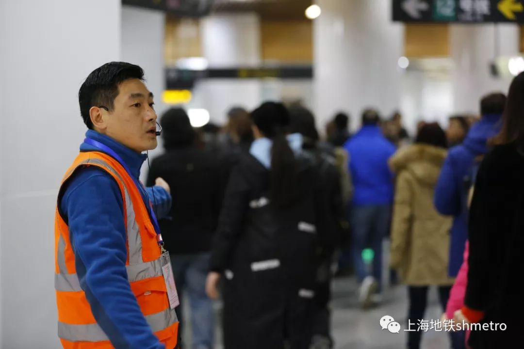 挤地铁怎么会挤不进去呢,如何减少挤地铁