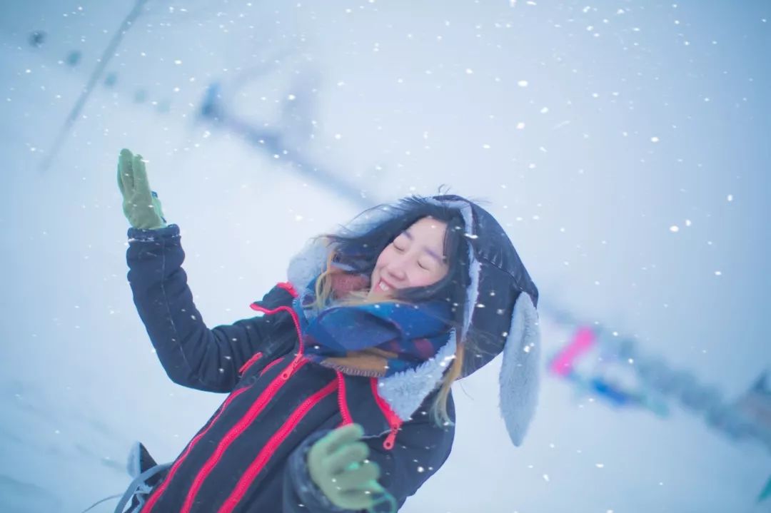 波司登出去游玩,波司登极寒鹅绒2023新款极地冰川