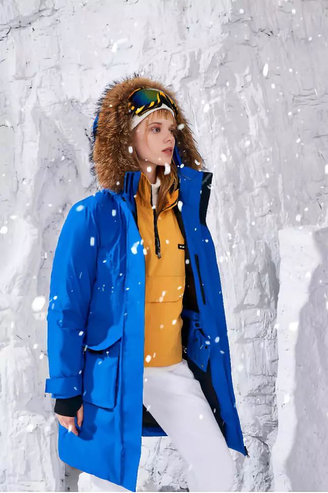 波司登出去游玩,波司登极寒鹅绒2023新款极地冰川