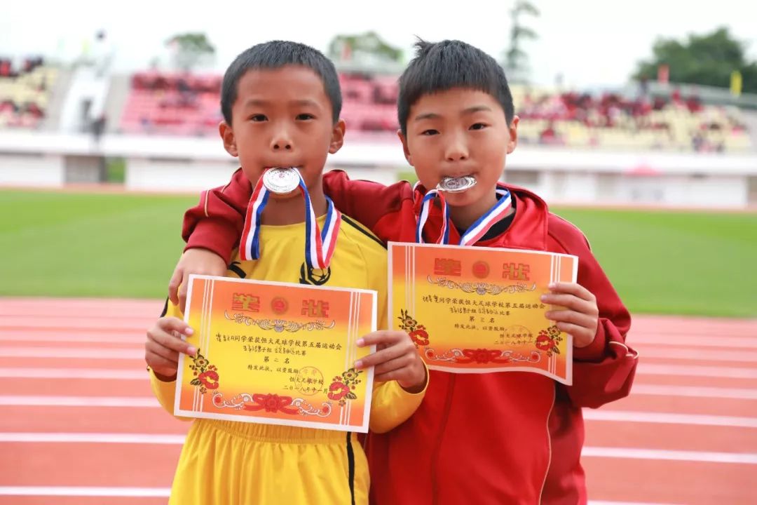 足球特色校的足球比赛,足球趣味运动会项目