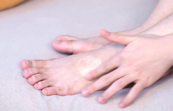 “男朋友的脚堪比生化*器武**！我得治治他！”