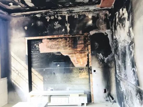 常德女子使用网红产品“瘦瘦包”忘拔插头，半个客厅被烧毁