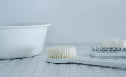 MUJI的这把洗澡刷一问世就让日本妹子着魔，沐浴一定带着它……