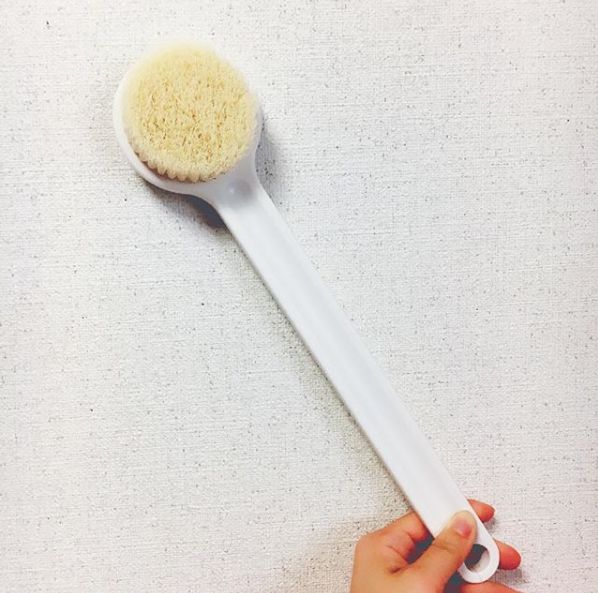 MUJI的这把洗澡刷一问世就让日本妹子着魔，沐浴一定带着它……