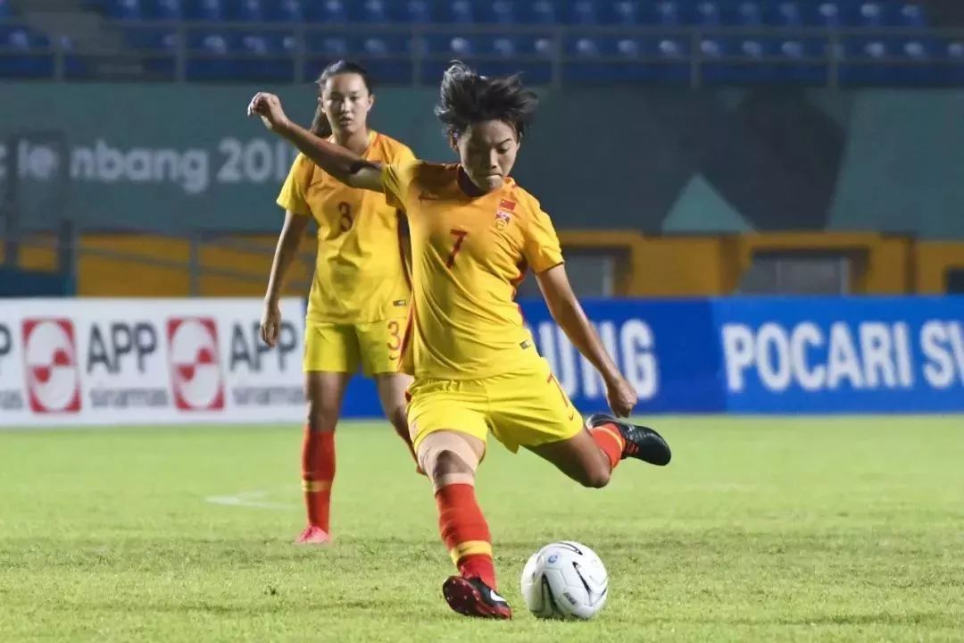 厉害！湖*姑北**娘荣膺亚洲足球小姐：从小跟男孩一起踢球