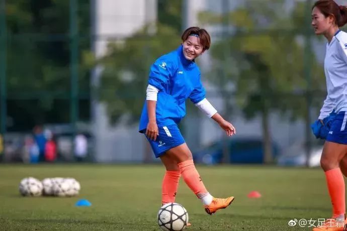 厉害！湖*姑北**娘荣膺亚洲足球小姐：从小跟男孩一起踢球