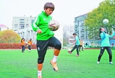 厉害！湖*姑北**娘荣膺亚洲足球小姐：从小跟男孩一起踢球