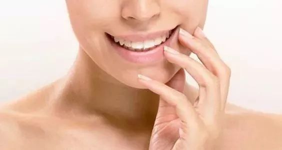 冬天怎样防嘴唇开裂,冬天嘴唇很干燥而且还开裂怎么办