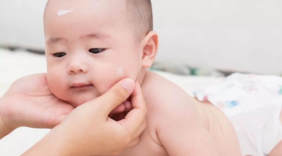 60岁左右冬天多久洗一次澡最好,两个月的宝宝冬天多久洗一次澡