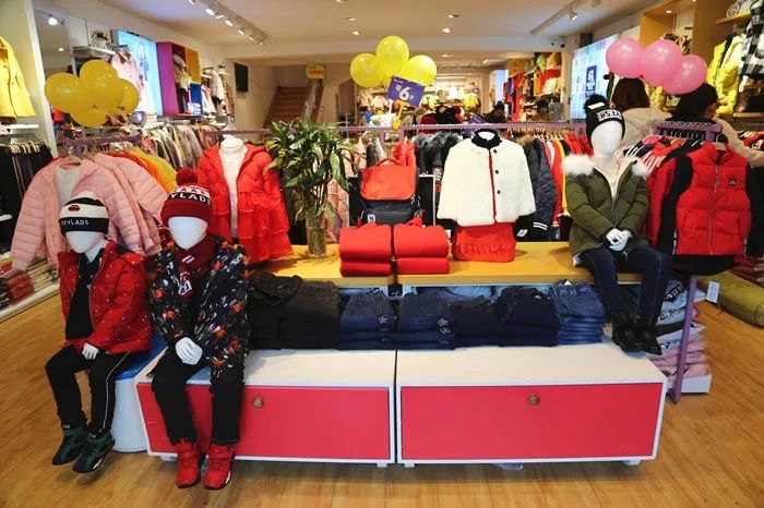 挤爆！1元抢儿童围巾雨伞，童装羽绒服低至2.9折，神木这家店要被搬空了！