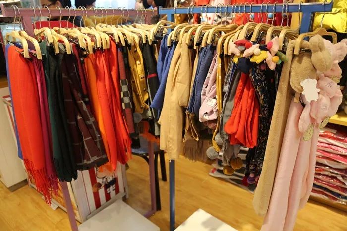 挤爆!1元抢儿童围巾雨伞,童装羽绒服低至2.9折,神木这家店要被搬空了!