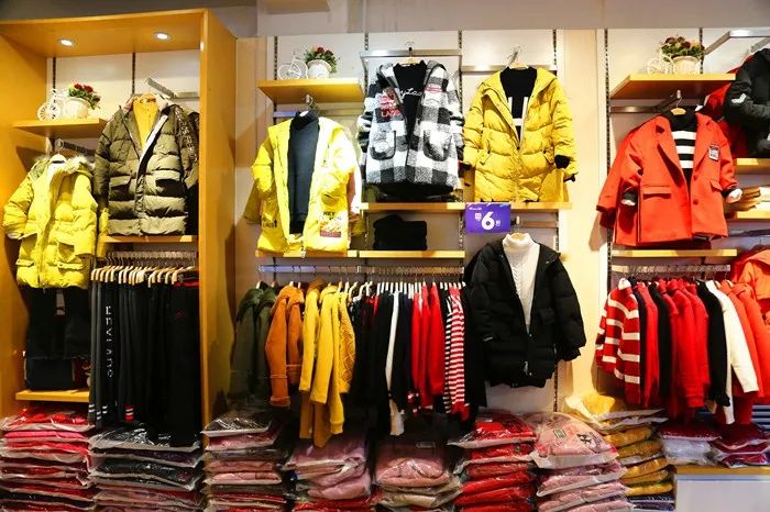 挤爆！1元抢儿童围巾雨伞，童装羽绒服低至2.9折，神木这家店要被搬空了！