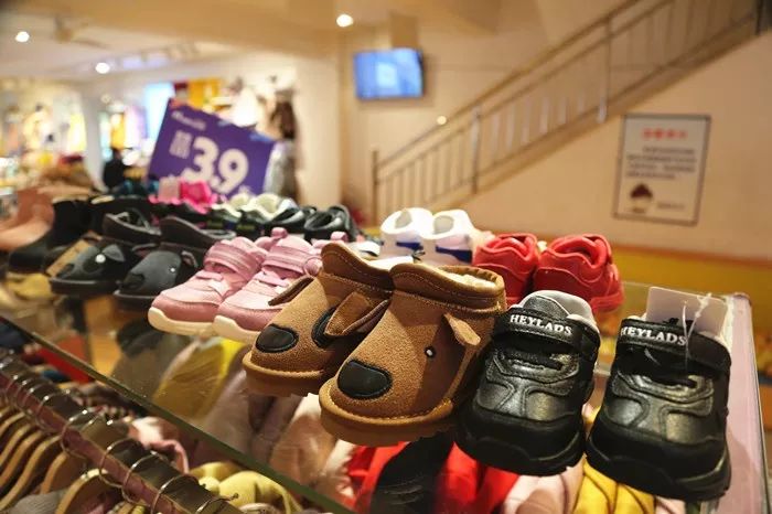 挤爆！1元抢儿童围巾雨伞，童装羽绒服低至2.9折，神木这家店要被搬空了！