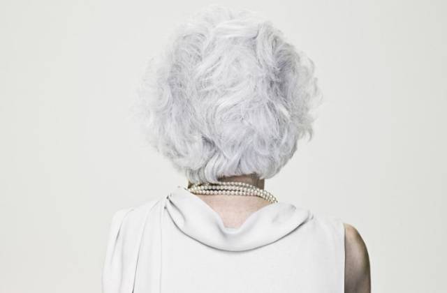 她50岁练瑜伽如今仍然美如花,45岁女人做的变年轻最基础的瑜伽