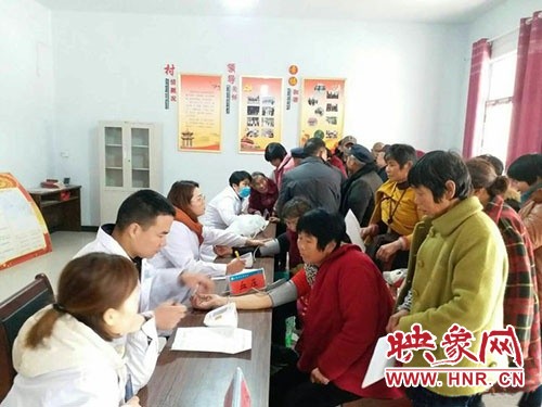 市中医院扶贫送健康义诊暖人心,送医送药送温暖