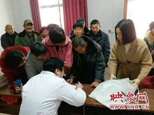 市中医院扶贫送健康义诊暖人心,送医送药送温暖