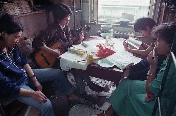 30年前的年轻人vs现在的年轻人,现在的我们不是比去年更好吗