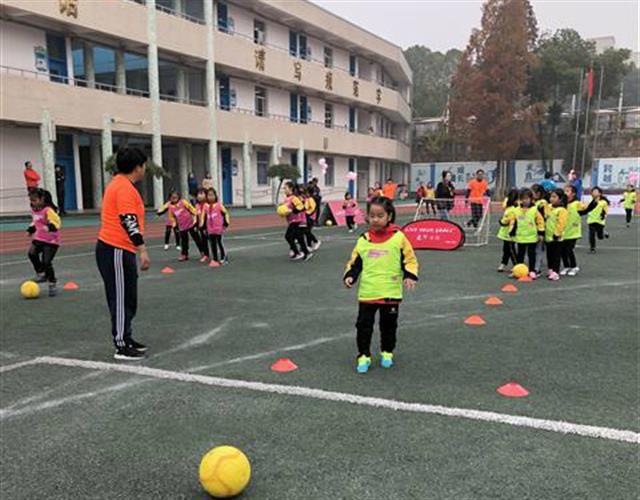 校园足球比赛女生,小学女生8人足球比赛视频大全