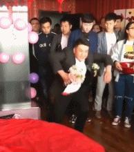 第一次求婚没什么经验可以吗,第一次求婚没经验双膝跪地