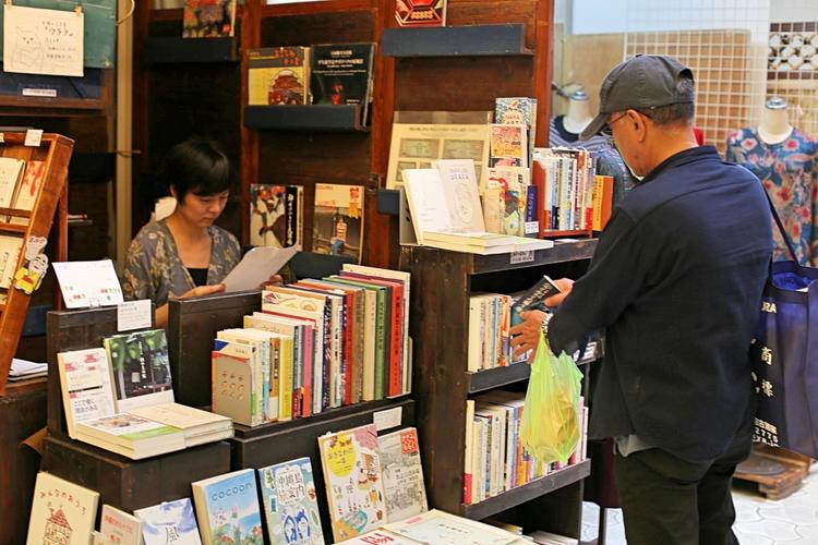 离开东京，去冲绳开一家5.5平米的旧书店！｜吉井忍的二次会