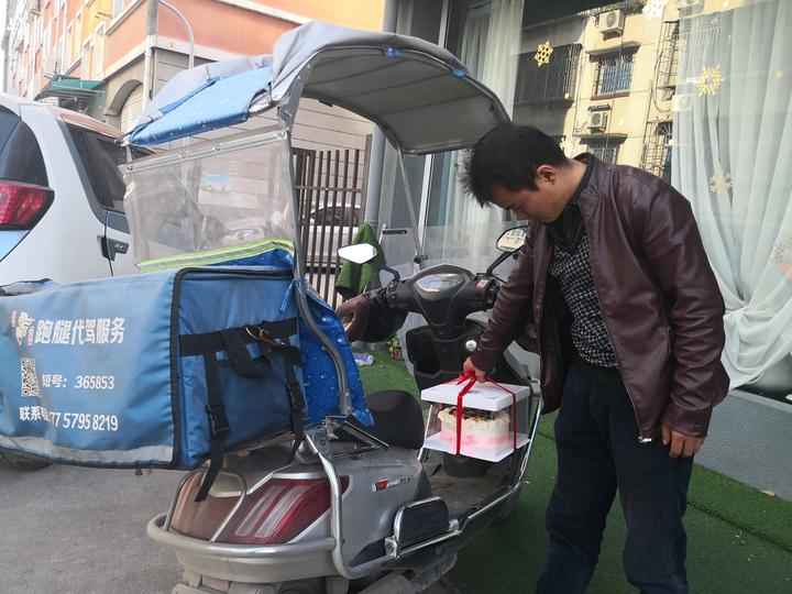 从月入几万的白领到失去经济来源,从年薪百万的行业转行