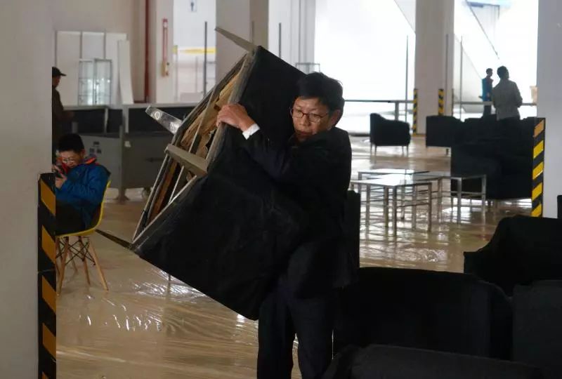 为丈夫捐肾老婆感动,泪目男子为照顾81岁母亲回乡工作