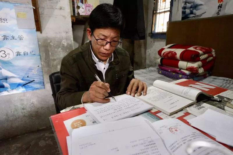 为丈夫捐肾老婆感动,泪目男子为照顾81岁母亲回乡工作