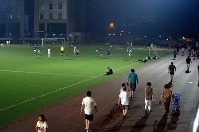 大学生在学校被同学撞伤谁负责,学校操场被撞伤了是谁的责任