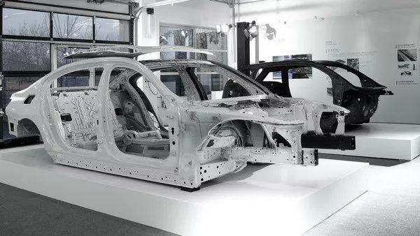 4s店维修后被撞,4s店维修被撞坏