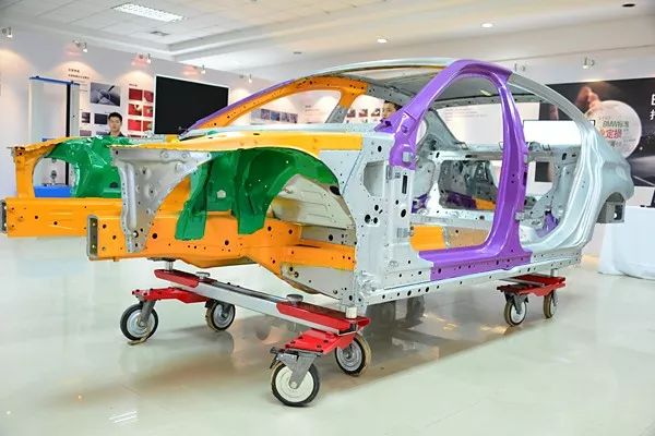 4s店维修后被撞,4s店维修被撞坏