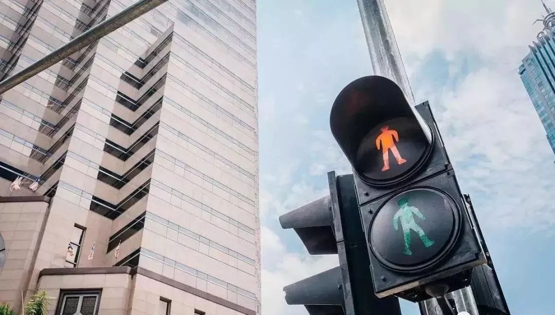 在公交车后误闯红灯可申诉吗,跟公交车太近误闯红灯