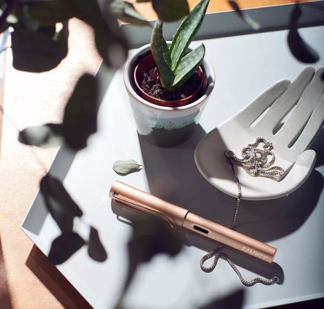 为什么名人都喜欢用钢笔,为什么以前使用很普遍的钢笔