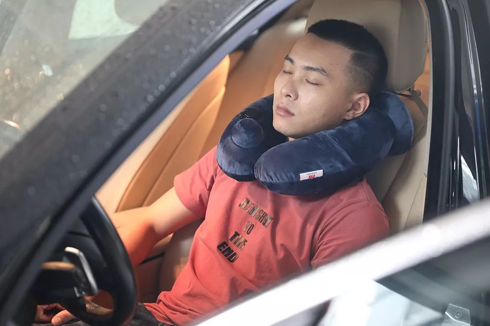 拯救你的颈椎!这款德国变态”护颈”神器,让你坐着比躺着还舒服,连失眠也能救一下