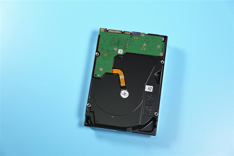 开箱希捷酷狼硬盘,希捷银河氦气14t机械硬盘